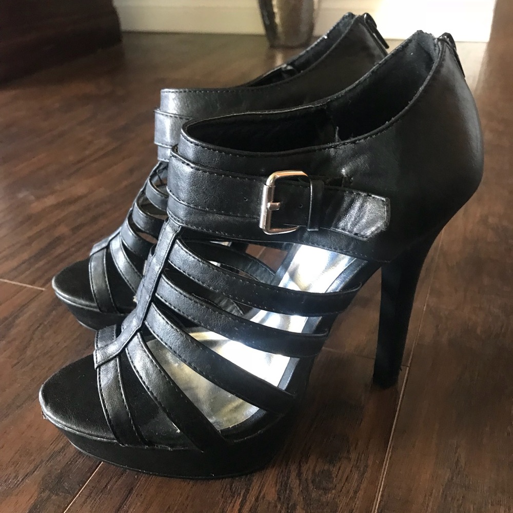 Black pumps